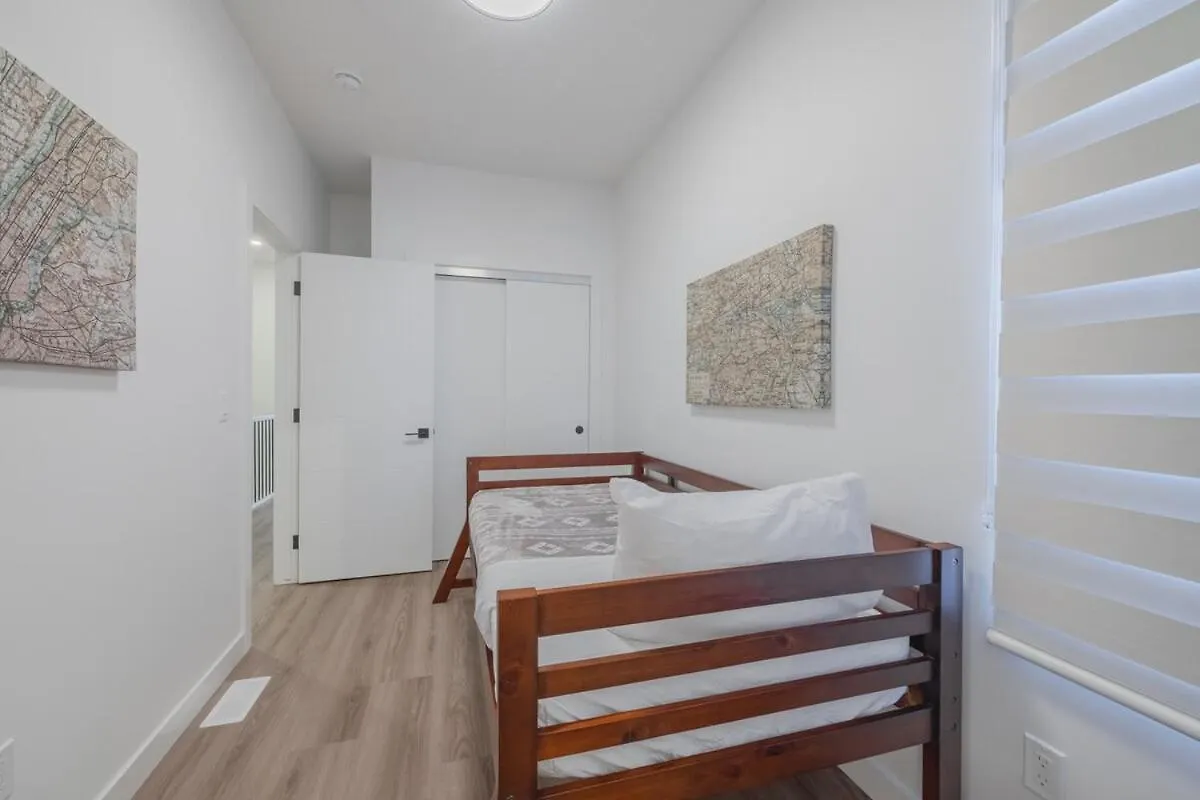 Casa vacanze Upper And Lower, Great For Large Families, Fenced Yard YYC