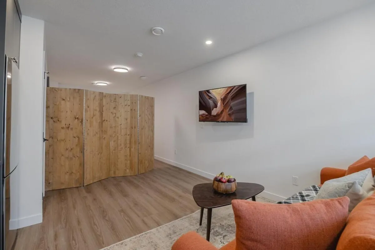Upper And Lower, Great For Large Families, Fenced Yard Calgary Holiday home