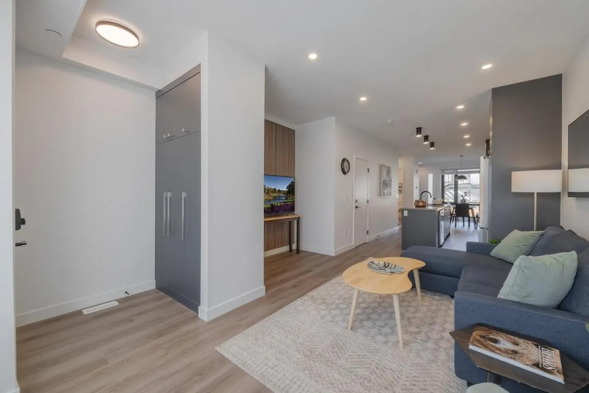 Holiday home Upper And Lower, Great For Large Families, Fenced Yard Calgary Canada