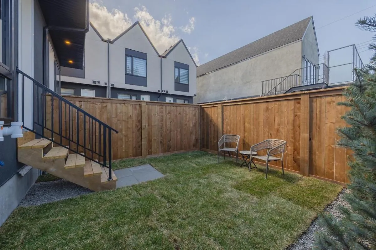 Upper And Lower, Great For Large Families, Fenced Yard Κάλγκαρι 0*,  Καναδάς